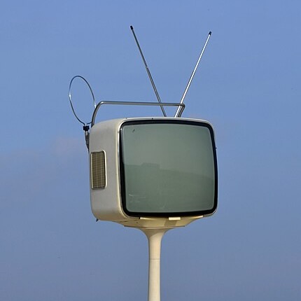 Téléviseur blanc de marque Ribet-Desjardins des années 1970. Design Spage Age, lignes courbes, dont un pied « tulipe », typiques de cette époque.