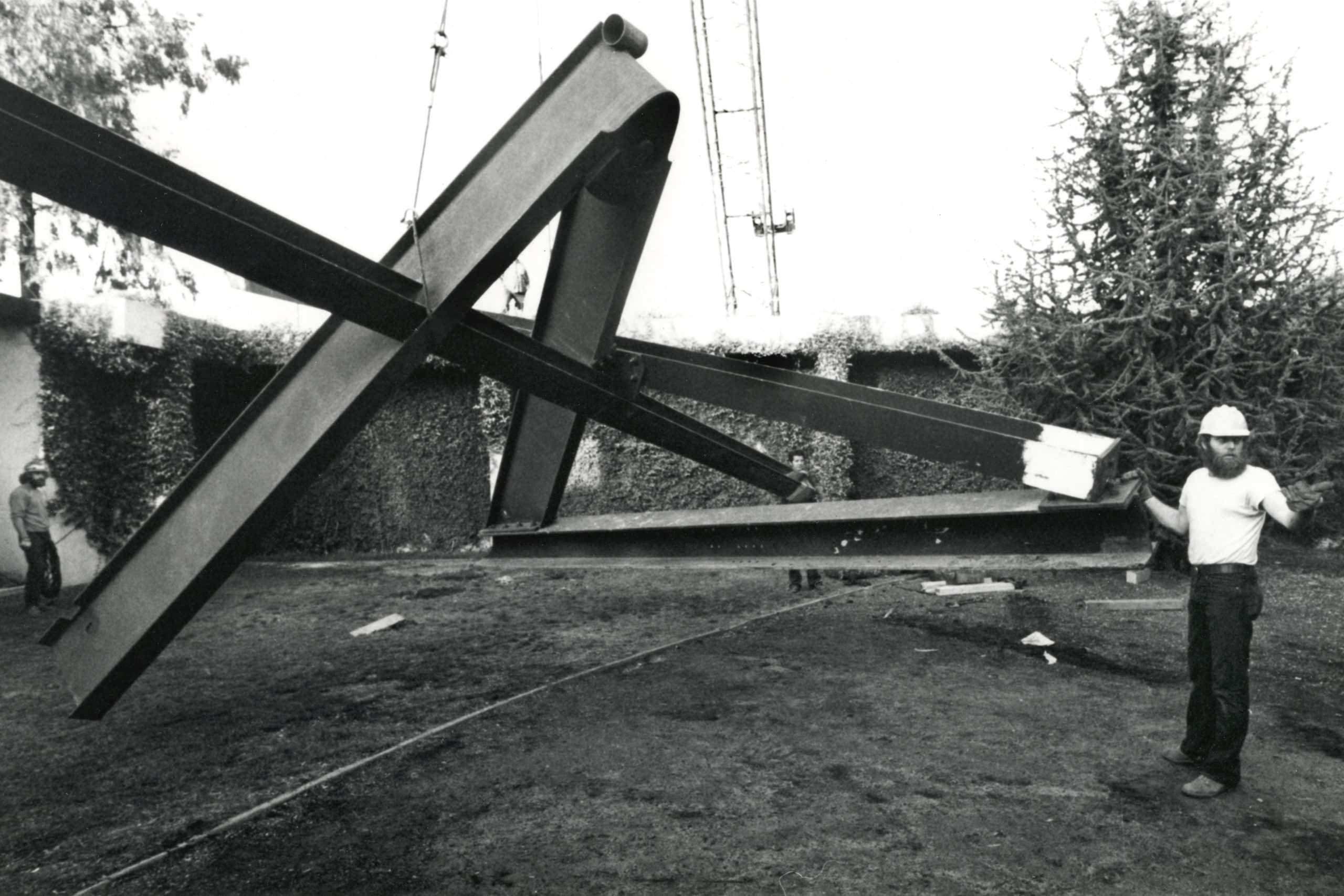 Scott Atthowe installing Mark di Suvero sculpture.