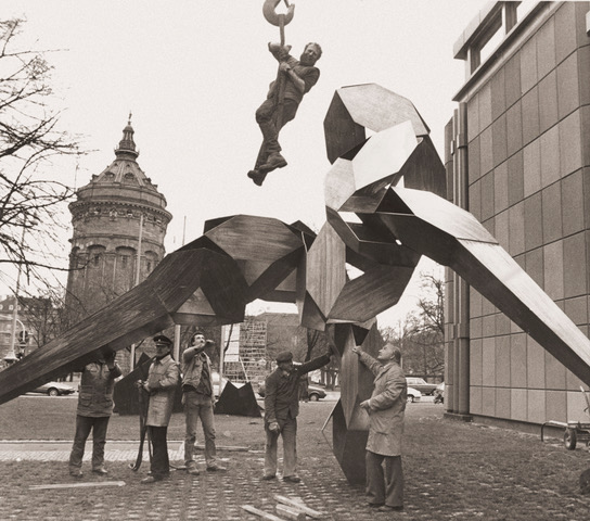 Scott Atthowe installing Bruce Beasley sculpture at Kunsthalle Mannheim, (Stadtliche Kunsthalle), Germany.